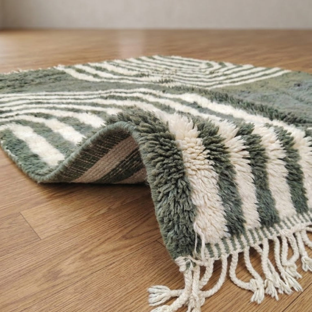 Tapis Berbere Azilal Design Géométrique avec Rayures Vertes et Crème