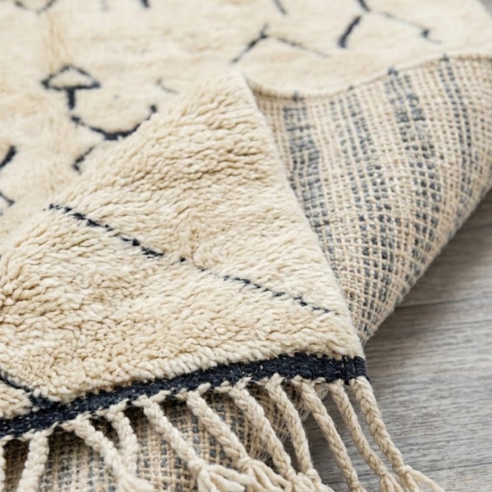Tapis Berbere Beni Ouarain à Motifs Géométriques Noirs sur Fond Crème