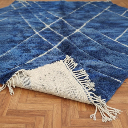 Tapis Berbere Azilal Bleu Indigo à Motifs Géométriques Blancs