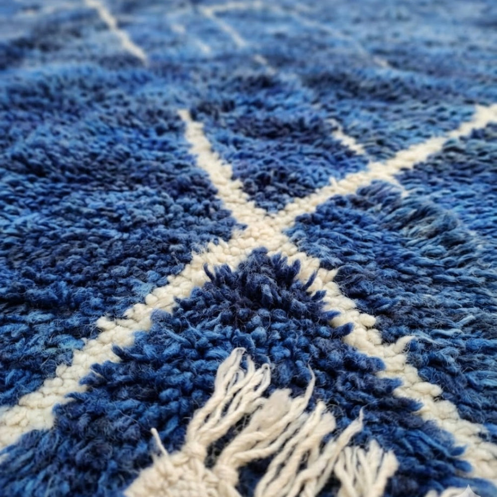 Tapis Berbere Azilal Bleu Indigo à Motifs Géométriques Blancs