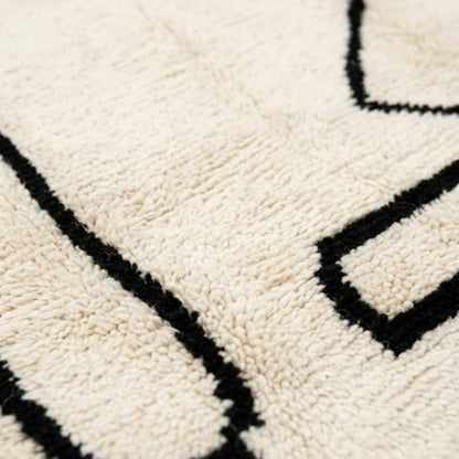 Tapis Berbere Beni Ouarain Asymétrique Design Noir sur Fond Crème