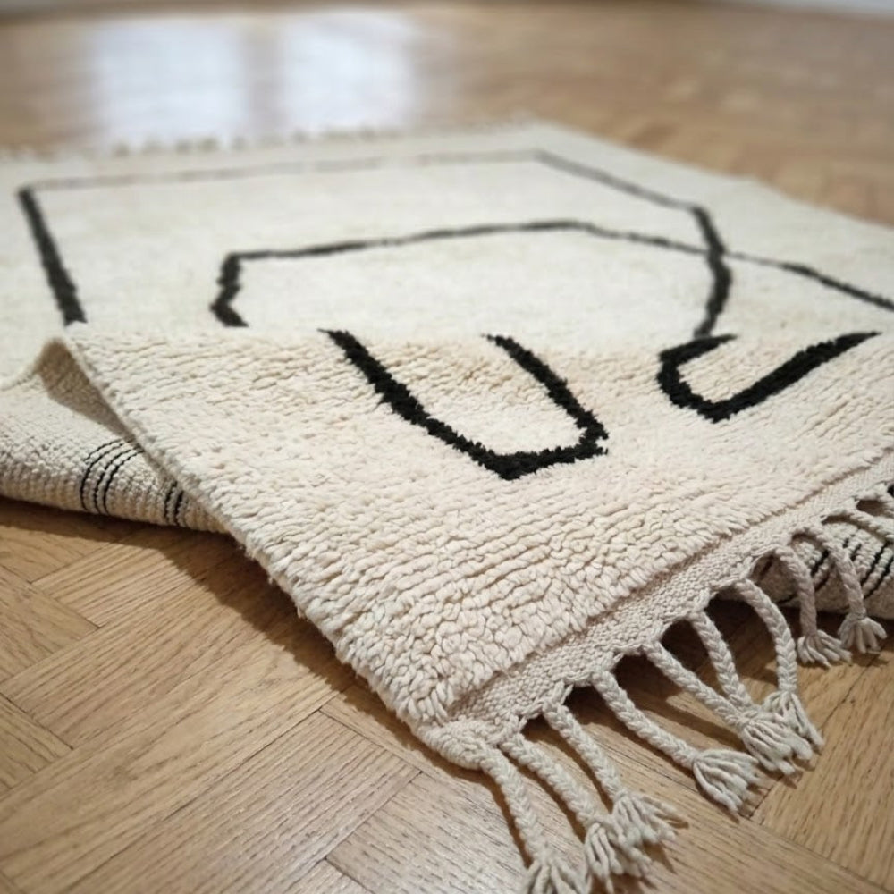 Tapis Berbere Beni Ouarain Asymétrique Design Noir sur Fond Crème