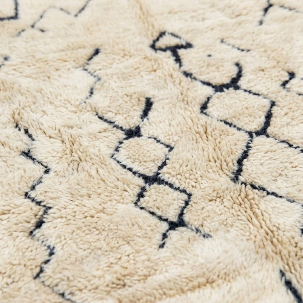 Tapis Berbere Beni Ouarain à Motifs Géométriques Noirs sur Fond Crème