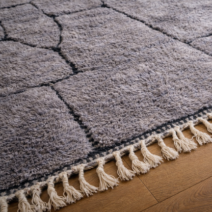 Tapis Berbere Beni Ouarain Texturé en Gris avec Franges