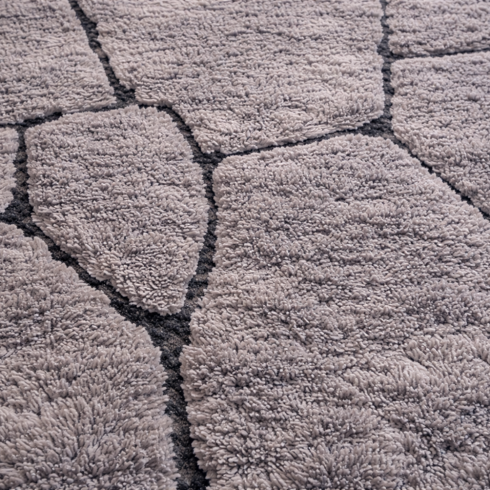 Tapis Berbere Beni Ouarain Texturé en Gris avec Franges