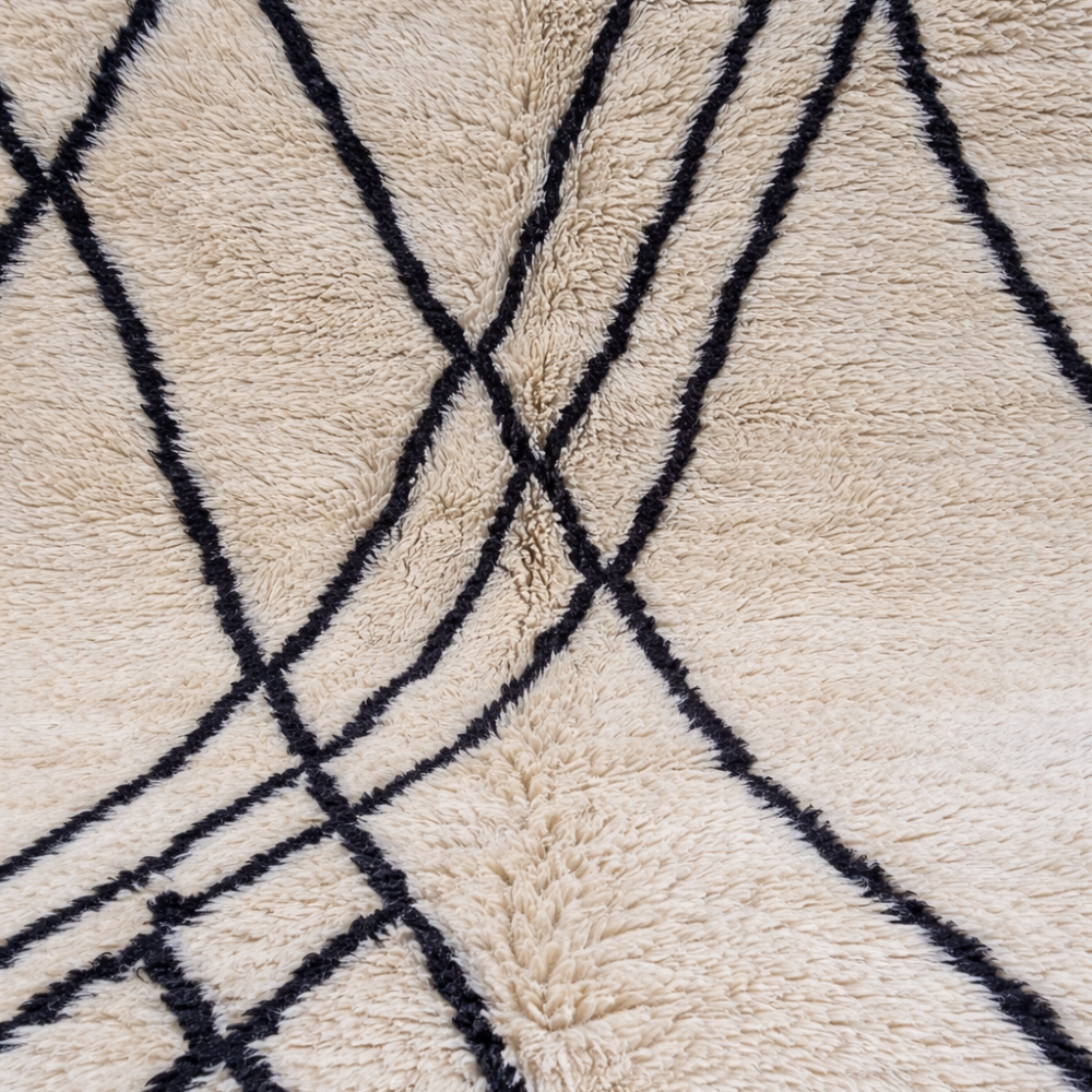 Tapis Berbere Beni Ouarain à Motifs Géométriques Noirs