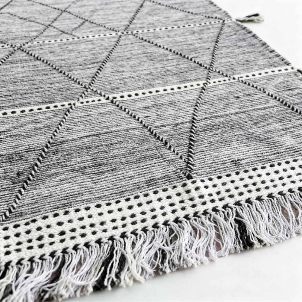 Tapis Berbere Zanafi à Motifs Géométriques Noir et Blanc