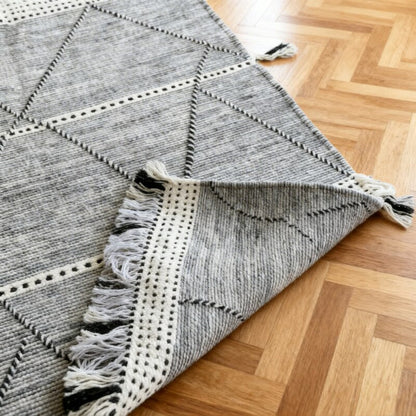Tapis Berbere Zanafi à Motifs Géométriques Noir et Blanc